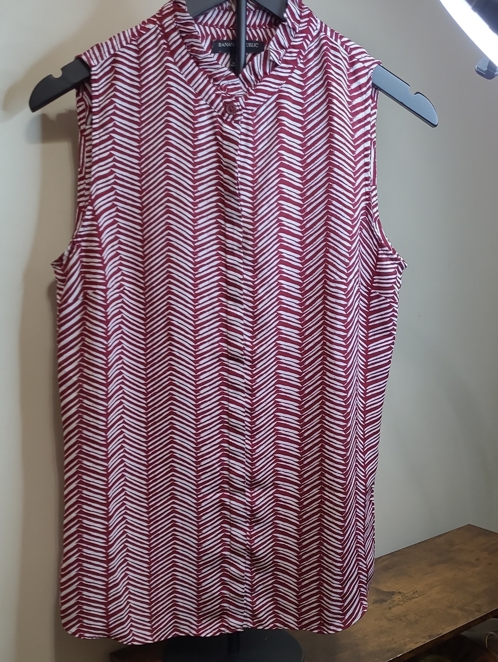 Banana Republic Factory Burgundy & White Sleeveless Chevron Print Blouse size M